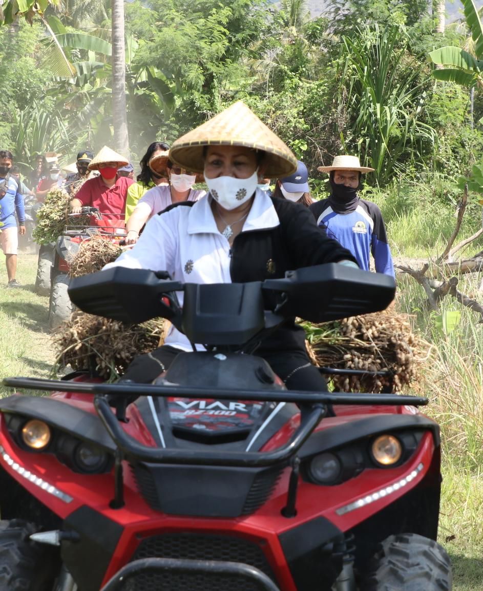 podiumnews.com-Ny. Putri Koster Ajak Masyarakat Mulai Mengolah Lahan Tidur